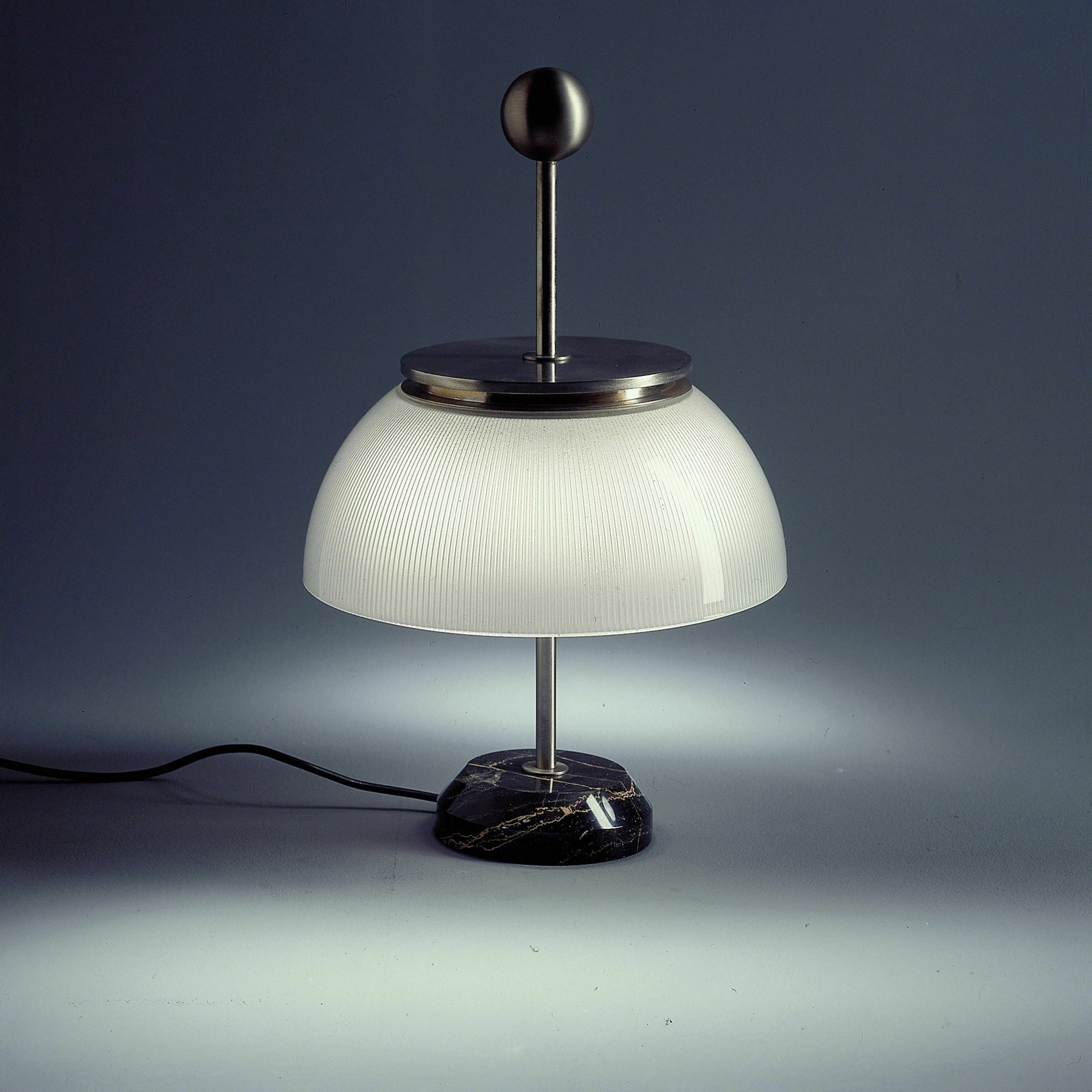 Lampe de table blanche Alpha - Artemide - The Cool Republic