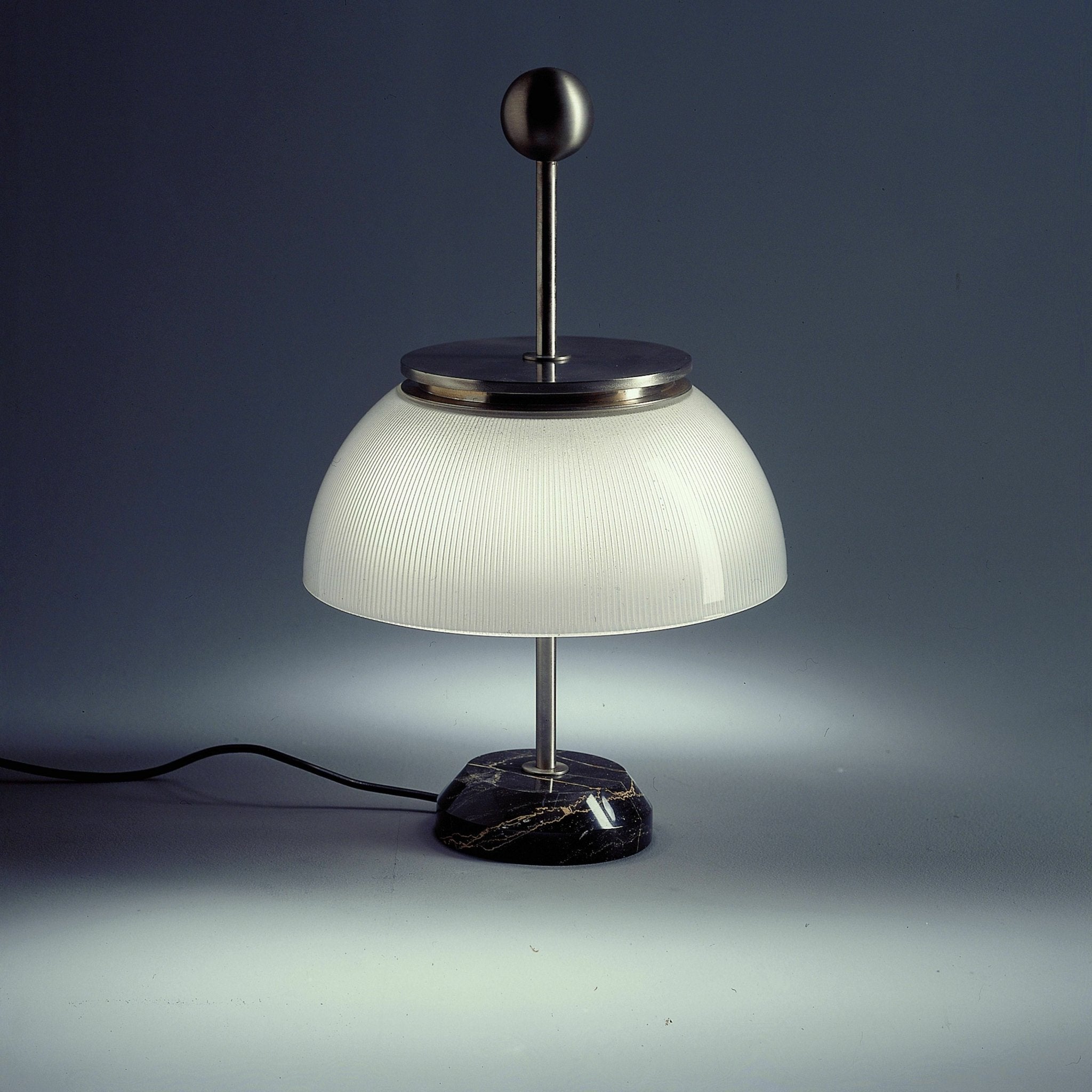 Lampe de table blanche Alpha - Artemide - The Cool Republic