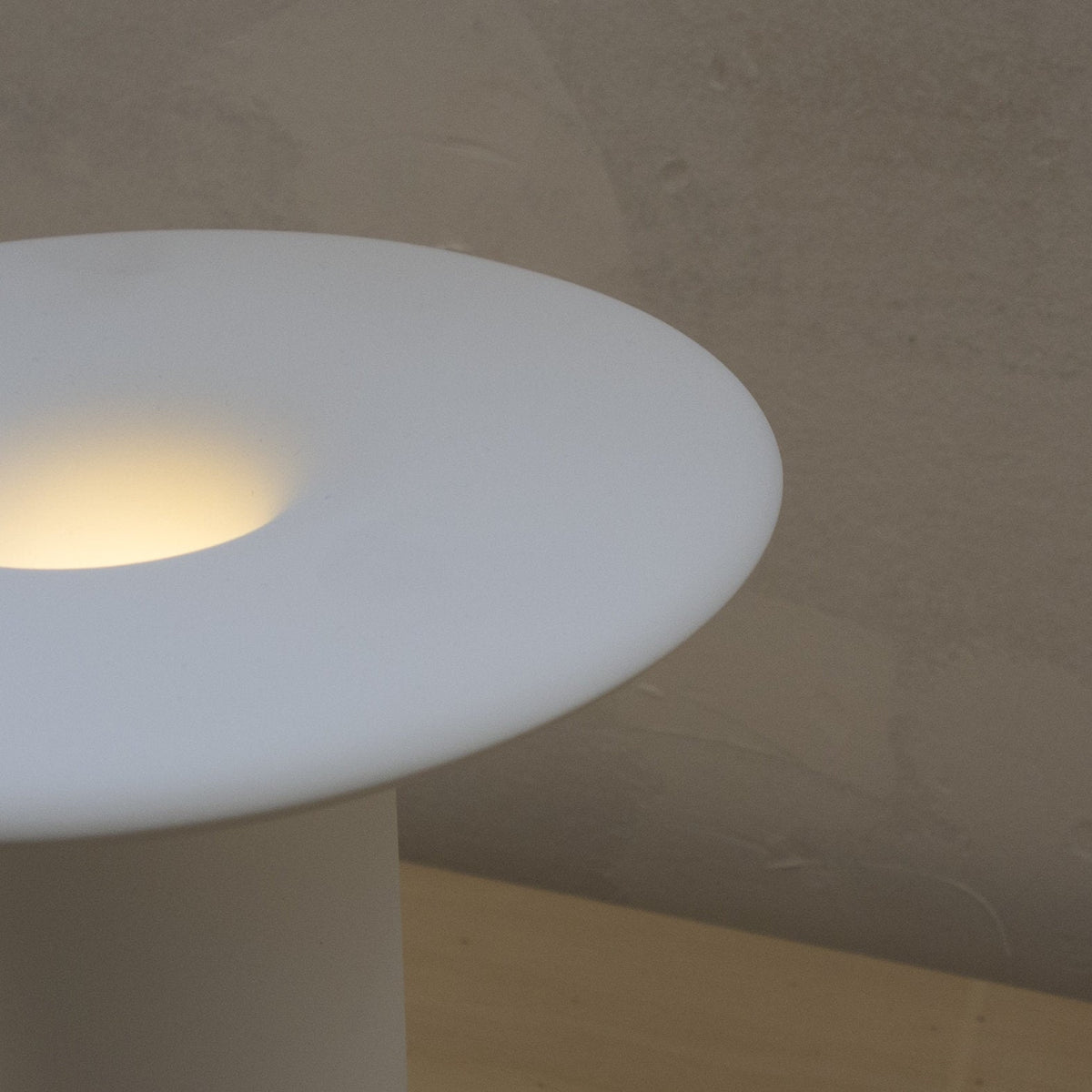 Lampe de table blanche en céramique 21 x 20 cm Nais - Pott - The Cool Republic