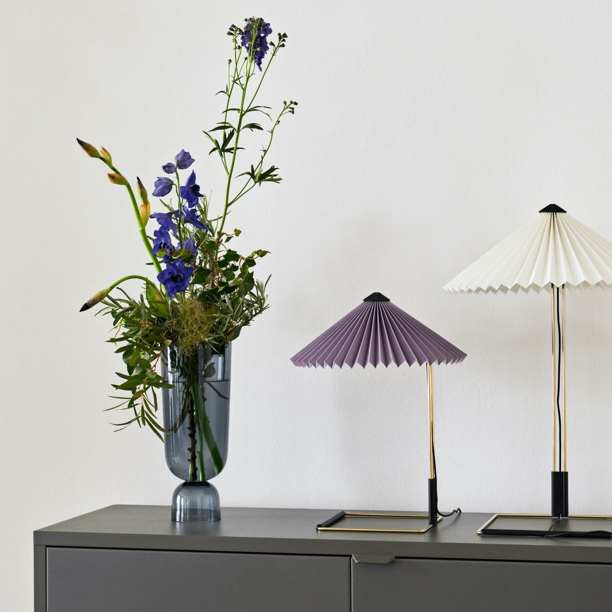 Lampe de table blanche et laiton 38 x 52 cm Matin - HAY - The Cool Republic