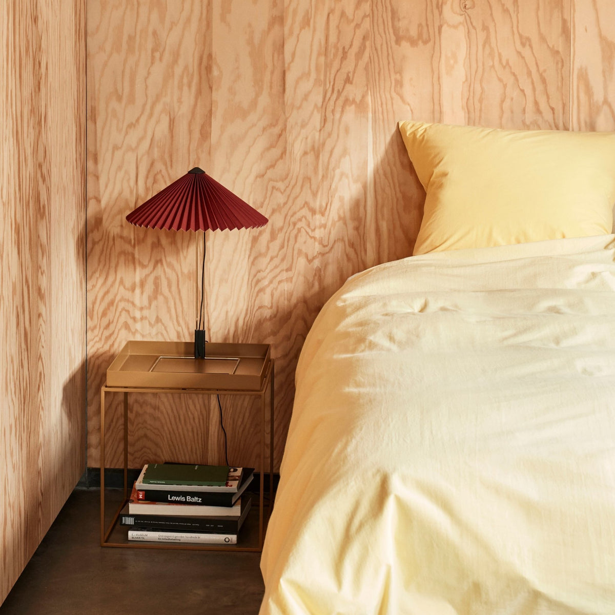 Lampe de table bordeaux et laiton 38 x 52 cm Matin - HAY - The Cool Republic