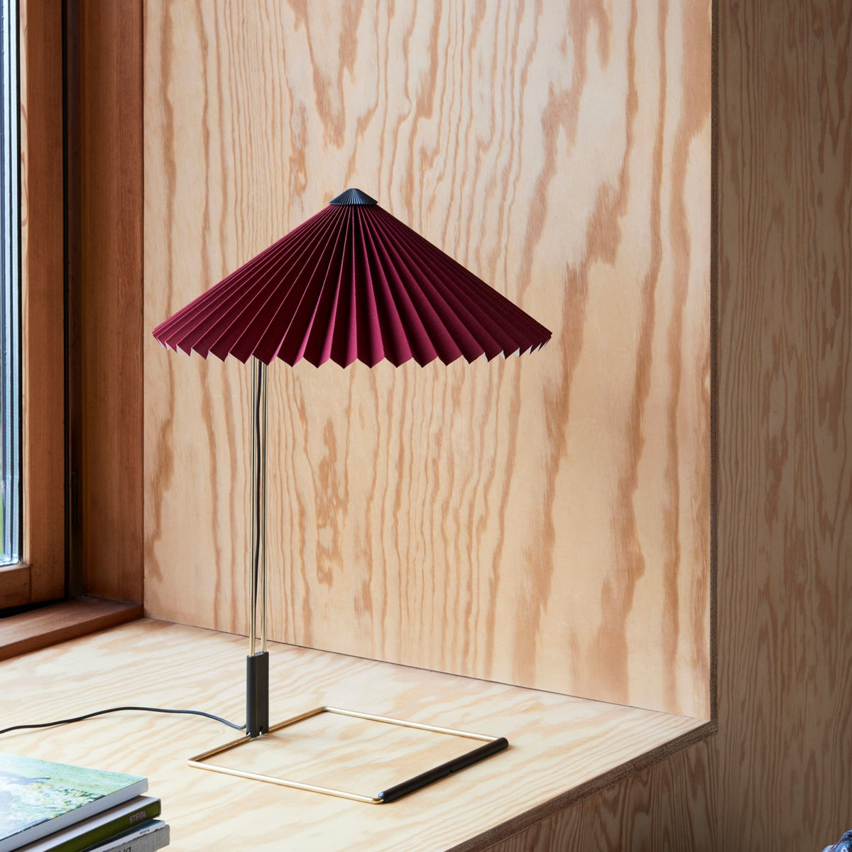 Lampe de table bordeaux et laiton 38 x 52 cm Matin - HAY - The Cool Republic