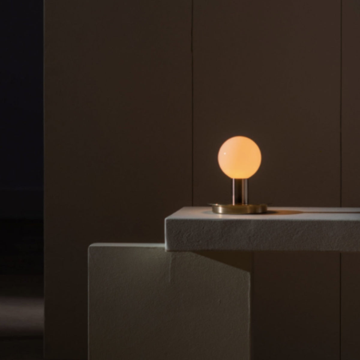 Lampe de table en acier blanc 16,5 x 15,2 cm Dot - Lambert & Fils - The Cool Republic