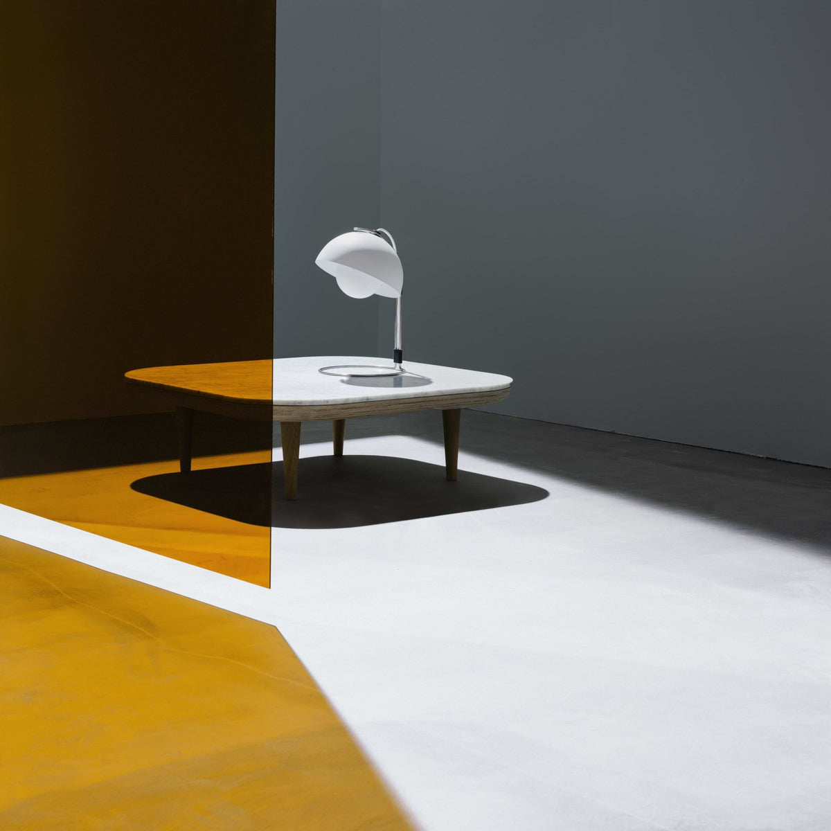 Lampe de table en acier blanc mat 35,9 x 23 cm VP4 - &tradition - The Cool Republic