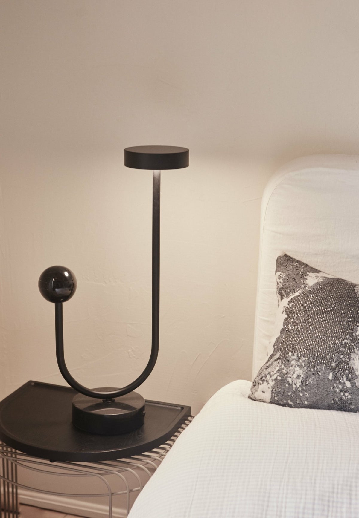 Lampe de table en acier et base en marbre noir 56 cm Grasil - AYTM - The Cool Republic