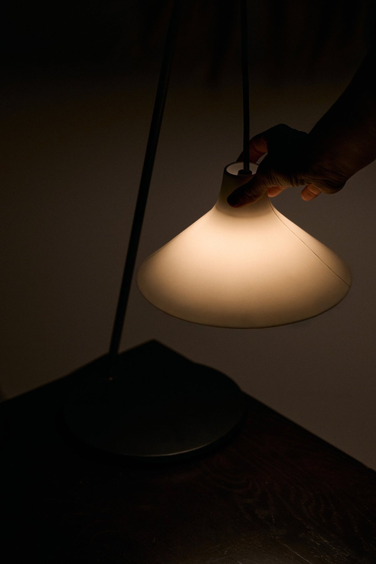Steel and porcelain table lamp 20 x 23 Seam - Serax - The Cool Republic