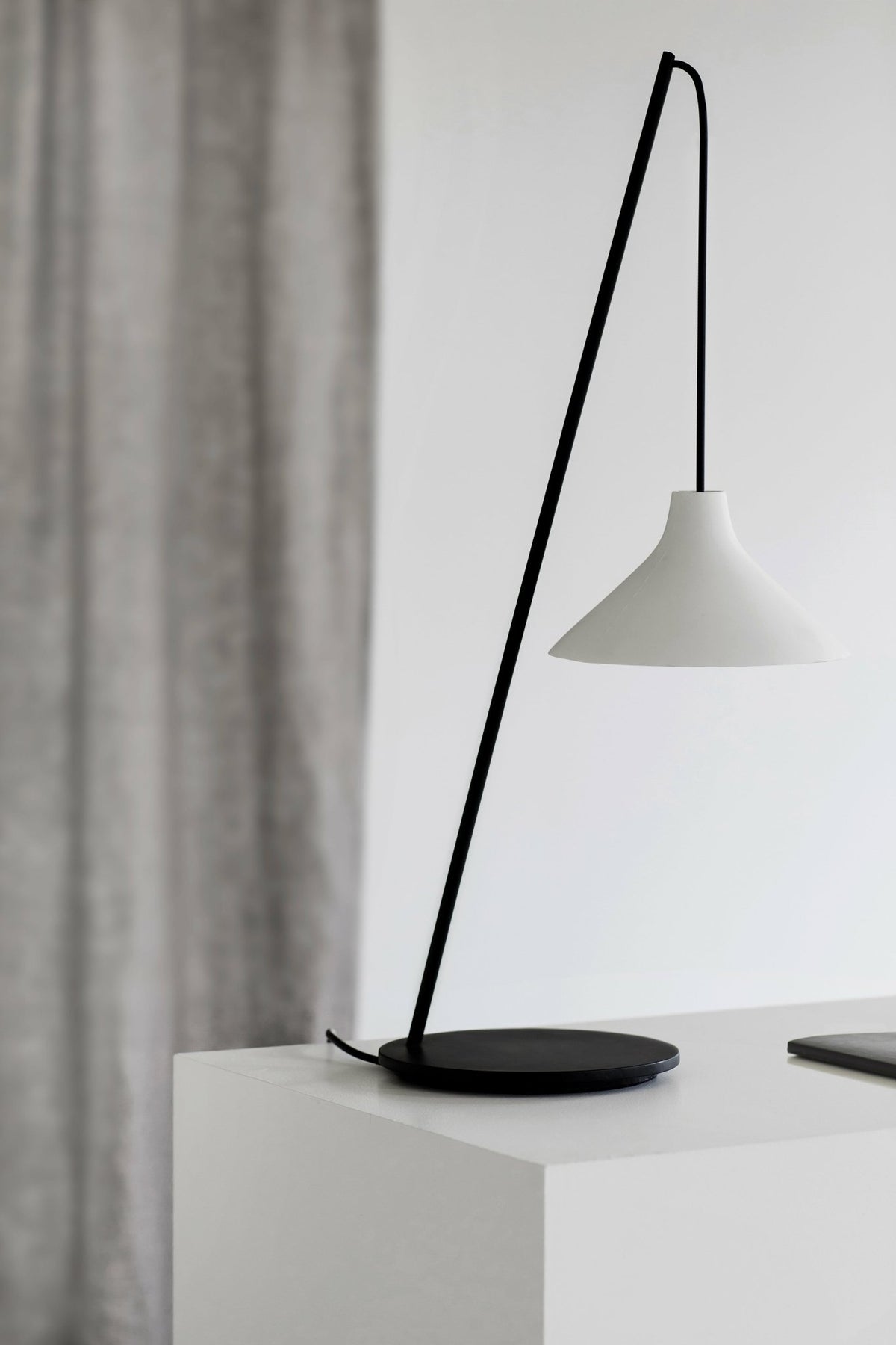 Steel and porcelain table lamp 20 x 23 Seam - Serax - The Cool Republic
