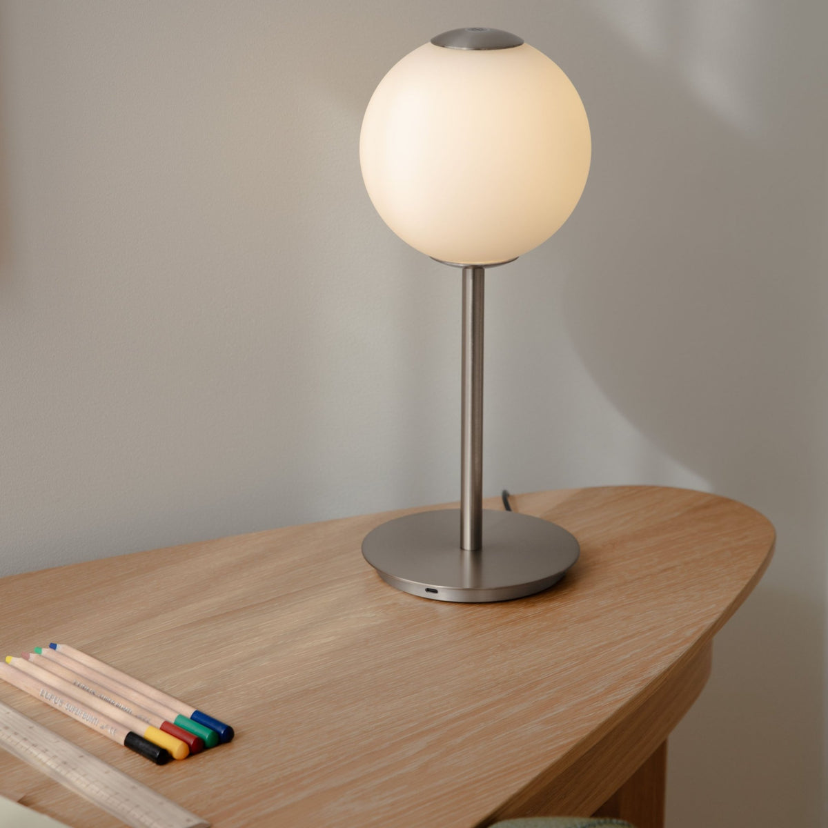 Lampe de table en acier et verre soufflé opalin 16x36cm Audrey - Umage - The Cool Republic