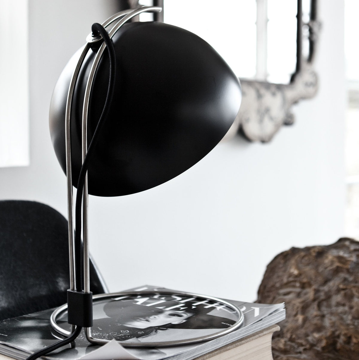 Lampe de table en acier noir mat 35,9 x 23 cm VP4 - &tradition - The Cool Republic
