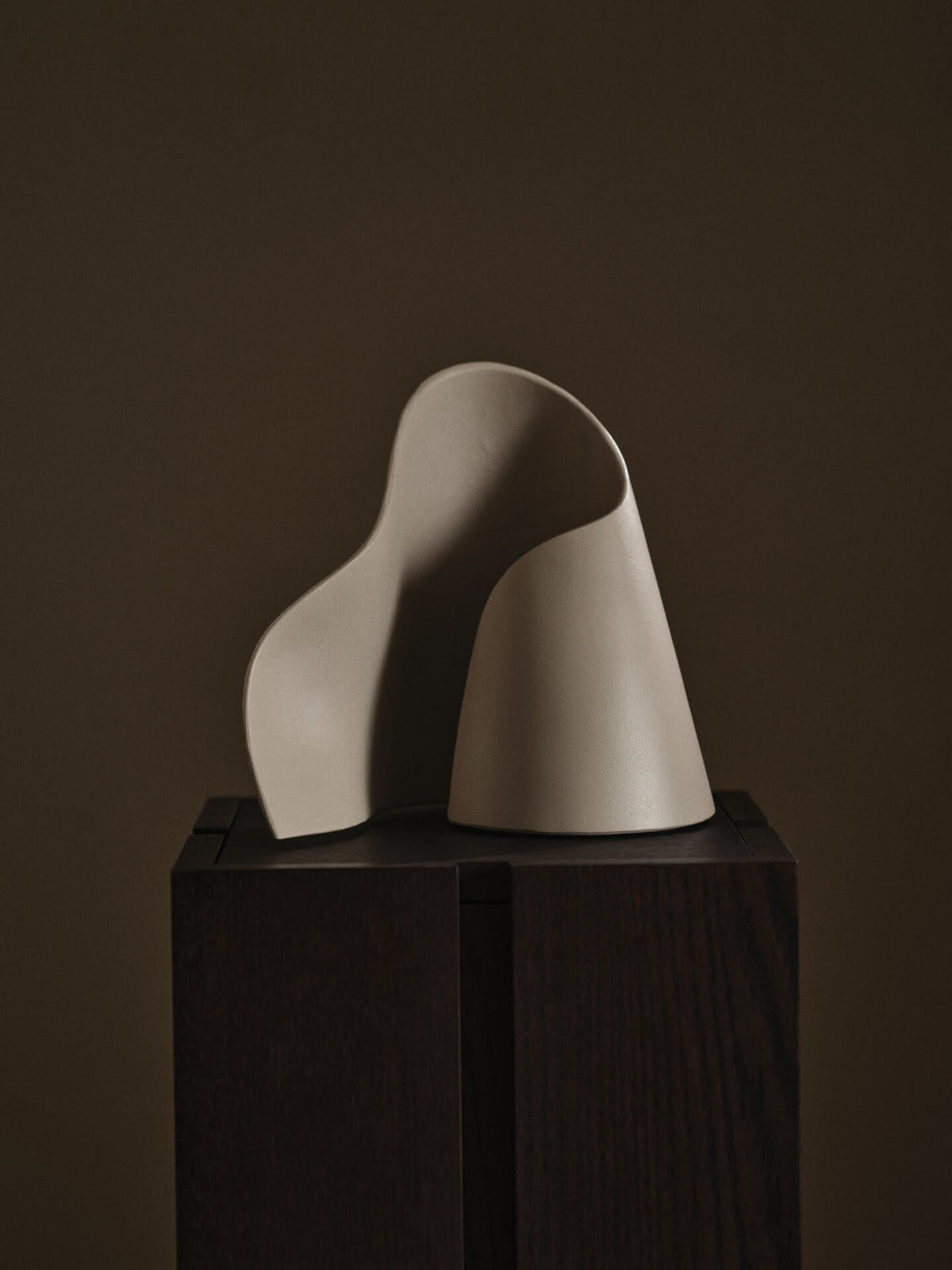 Lampe de table en acier recyclé beige Oyster - Ferm Living - The Cool Republic