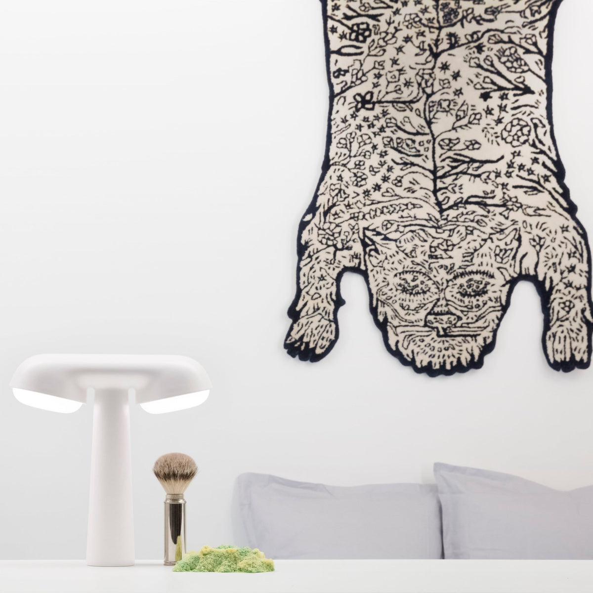 Lampe de table en aluminium blanc 27,5 x 28,5 cm Moustache x SNCF - Moustache - The Cool Republic