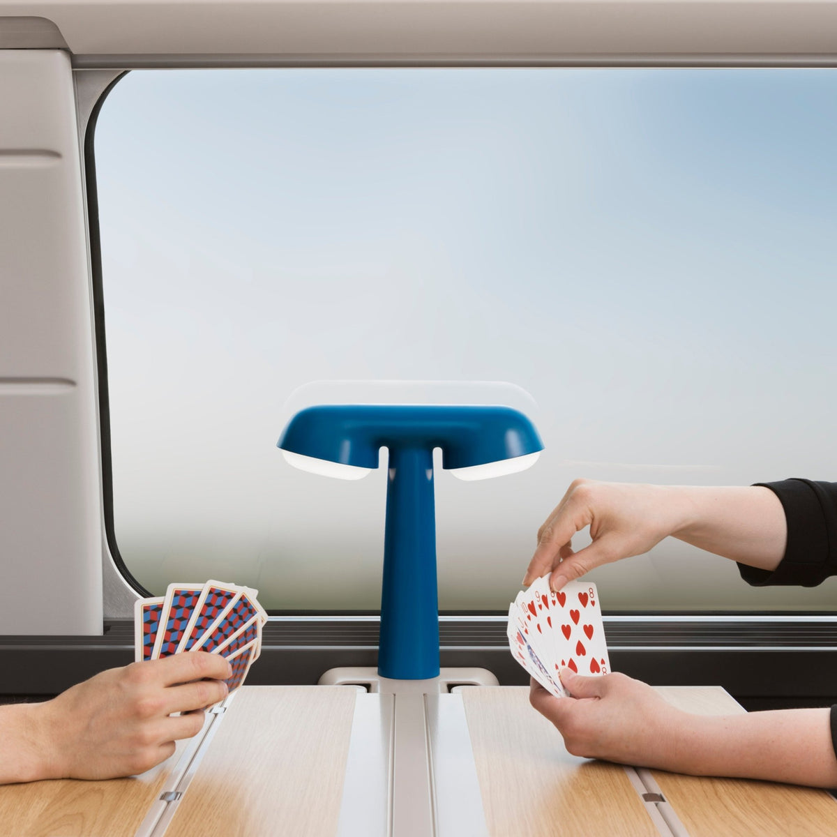 Lampe de table en aluminium blanc 27,5 x 28,5 cm Moustache x SNCF - Moustache - The Cool Republic