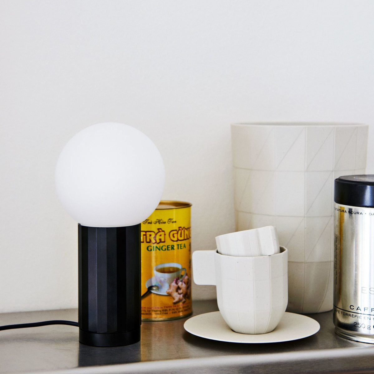 Lampe de table en aluminium orange 19,5 x 10 cm Turn On - HAY - The Cool Republic