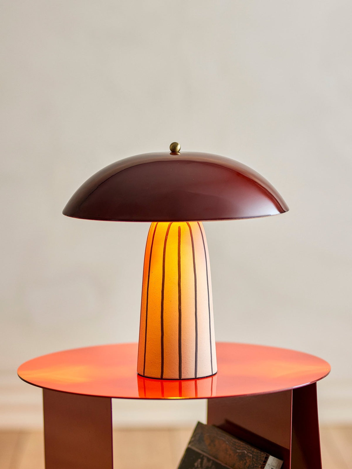 Lampe de table en grès à rayures bleu et abat-jour rouge foncé brillant 21 x 30 x 32 cm Arvid - Bloomingville - The Cool Republic