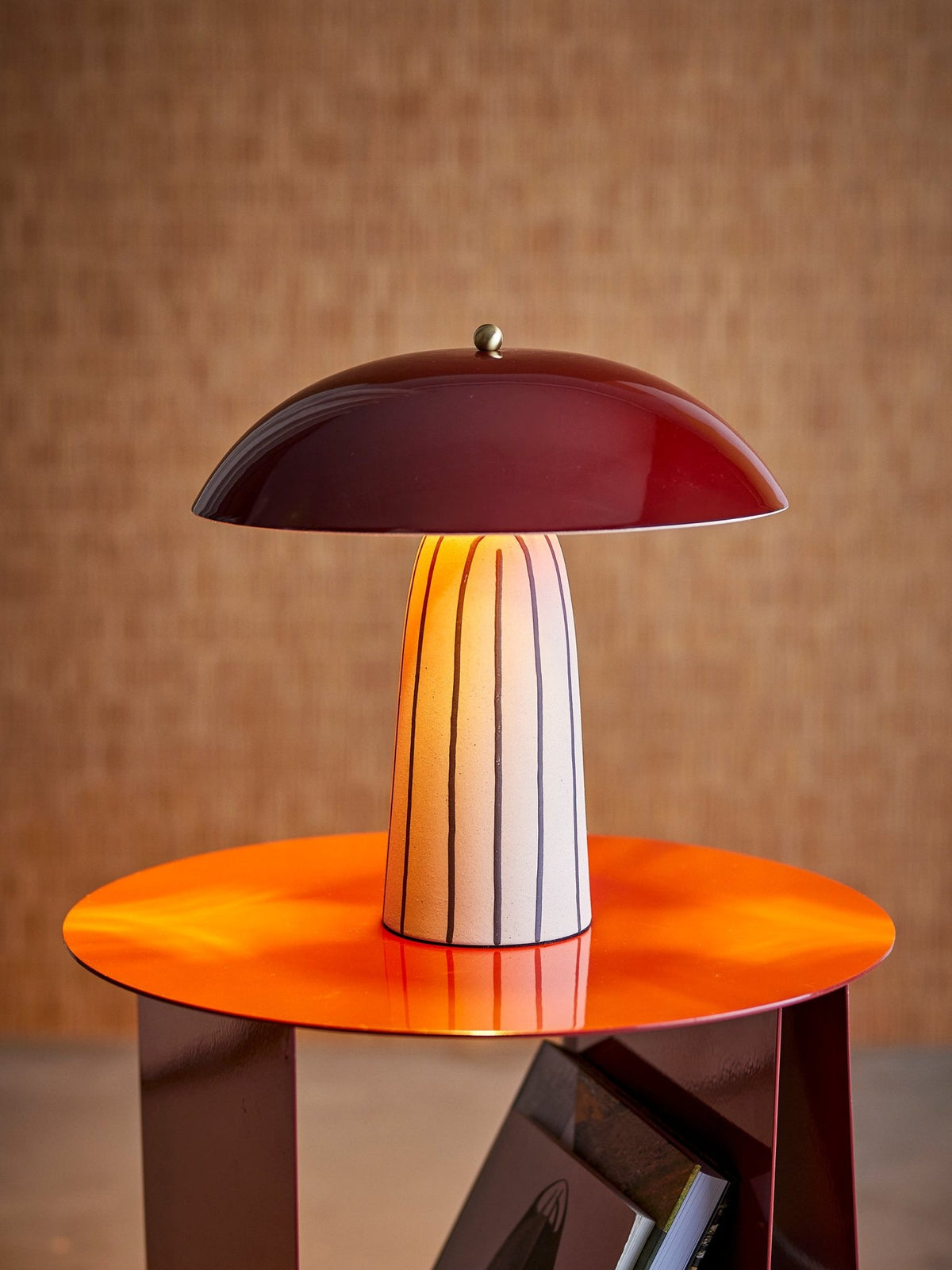 Lampe de table en grès à rayures bleu et abat-jour rouge foncé brillant 21 x 30 x 32 cm Arvid - Bloomingville - The Cool Republic