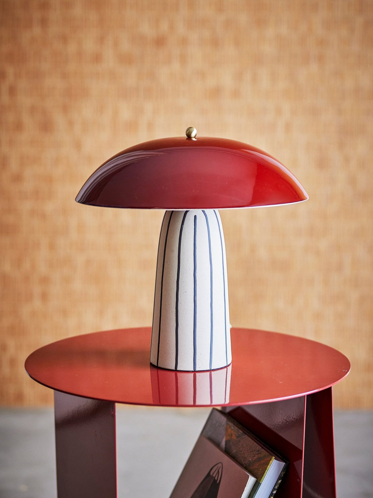 Lampe de table en grès à rayures bleu et abat-jour rouge foncé brillant 21 x 30 x 32 cm Arvid - Bloomingville - The Cool Republic