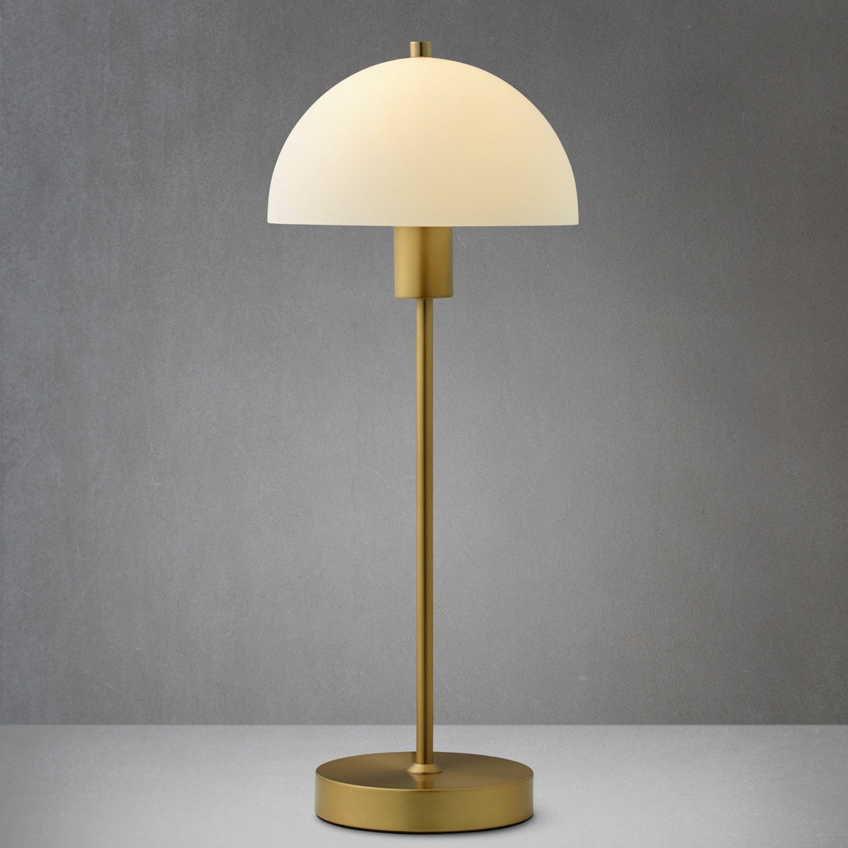 Lampe de table en laiton 47,5 x 19,5 cm Vienda - Herstal - The Cool Republic