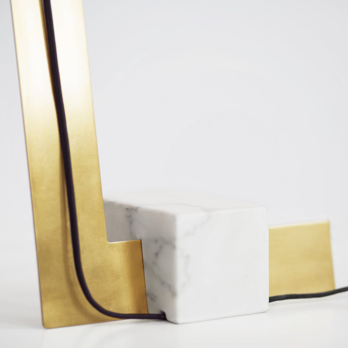 Lampe de table en laiton et marbre 46 cm Clark - Lambert & Fils - The Cool Republic