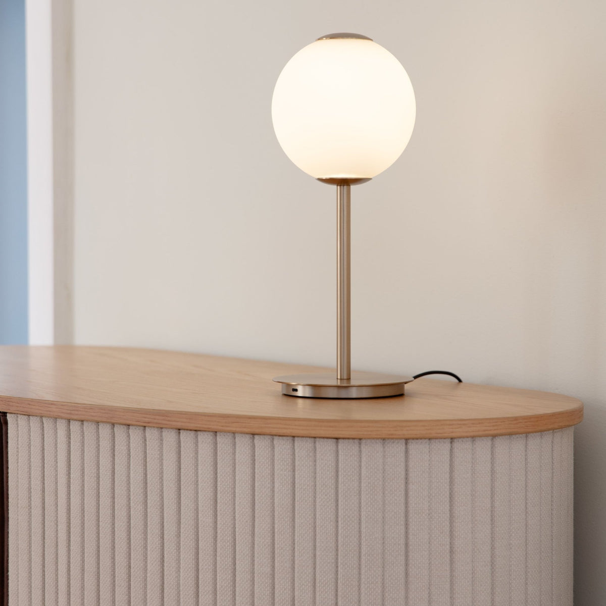 Lampe de table en laiton et verre soufflé opalin 16x36cm Audrey - Umage - The Cool Republic