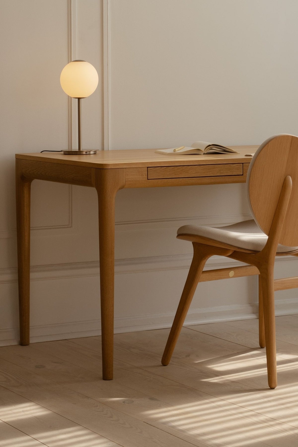 Lampe de table en laiton et verre soufflé opalin 16x36cm Audrey - Umage - The Cool Republic