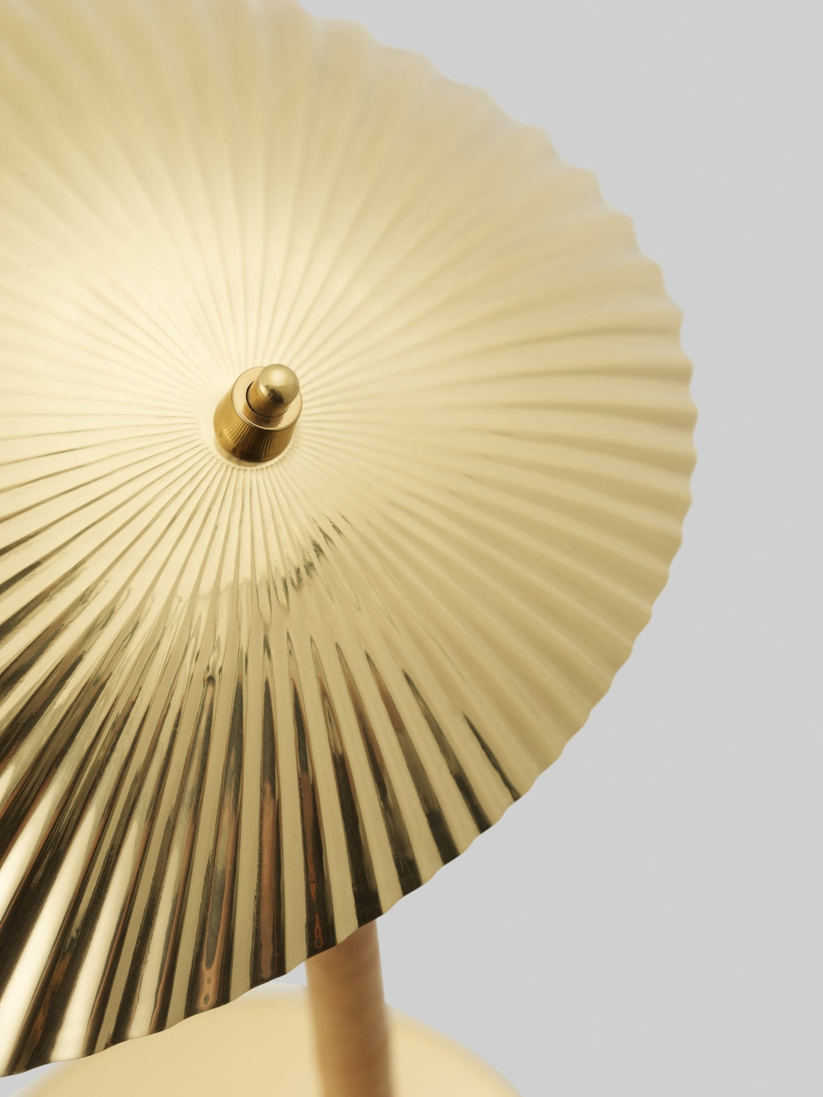 Lampe de table en laiton Modèle 5321 - Gubi - The Cool Republic