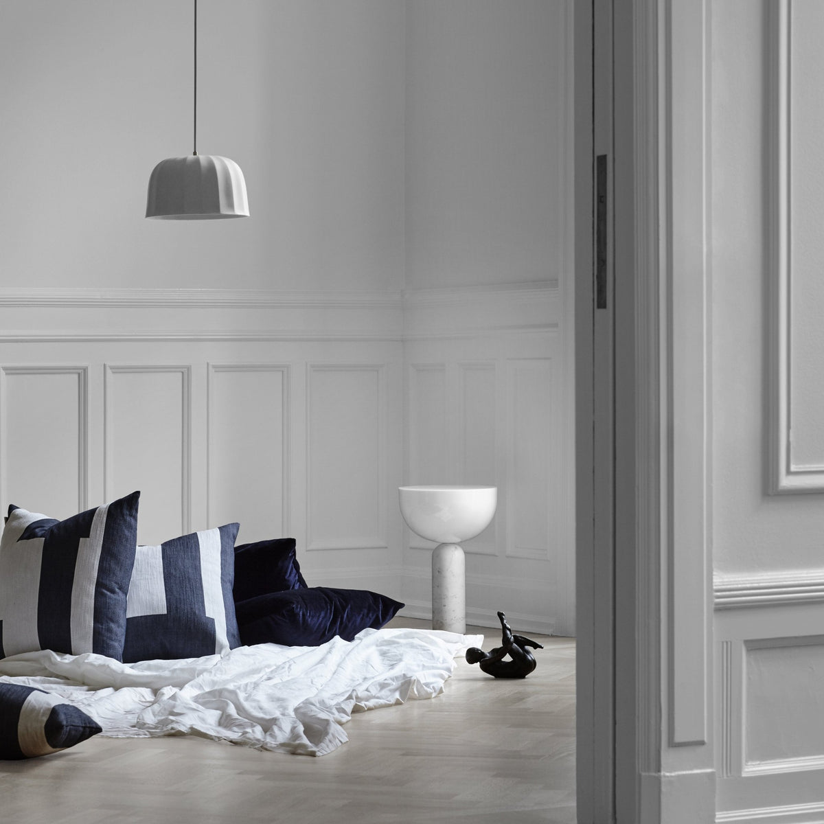 Lampe de table en marbre blanc 35 cm Kizu - New Works - The Cool Republic