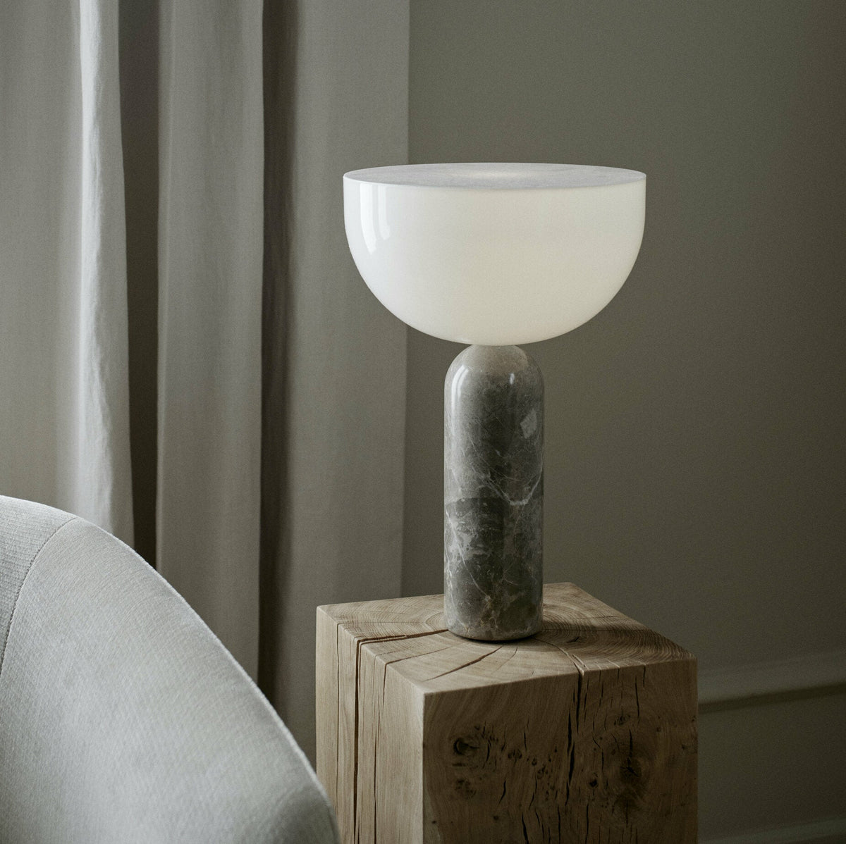 Lampe de table en marbre blanc 45 cm Kizu - New Works - The Cool Republic
