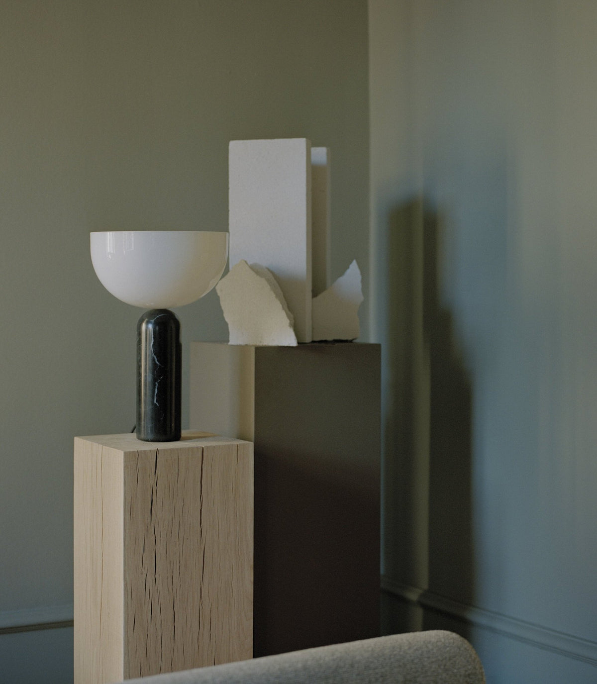 Lampe de table en marbre noir 45 cm Kizu - New Works - The Cool Republic