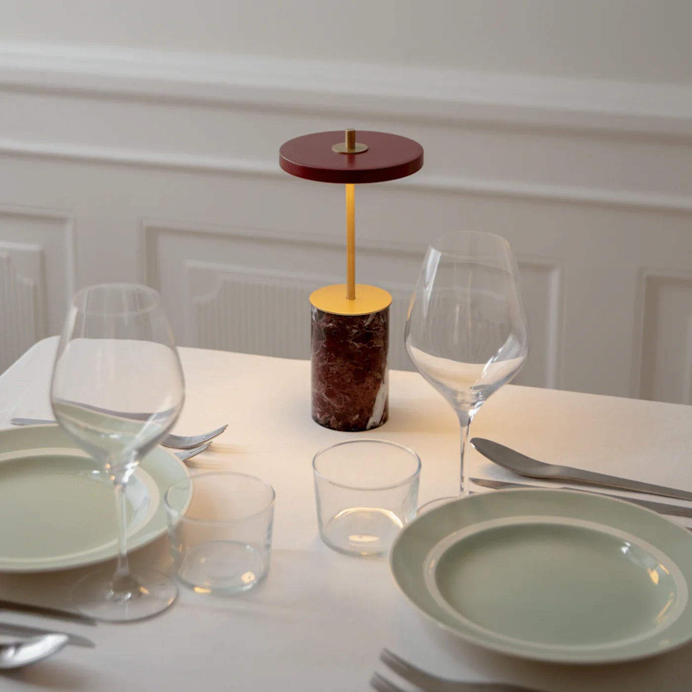 Lampe de table en marbre rouge 12x25,5cm Asteria move mini - Umage - The Cool Republic