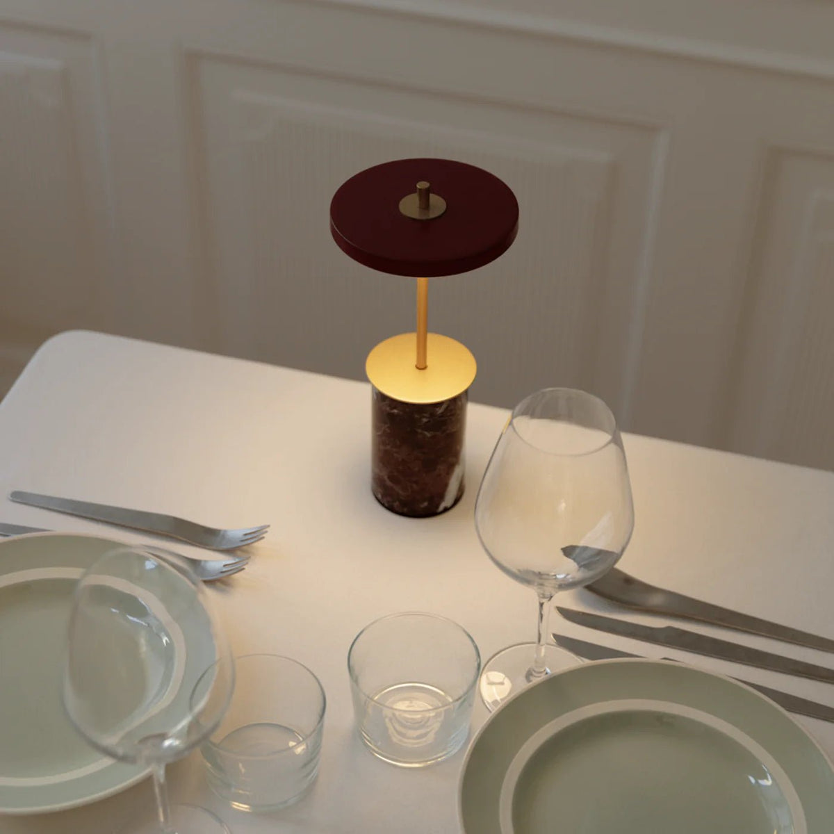 Lampe de table en marbre rouge 12x25,5cm Asteria move mini - Umage - The Cool Republic