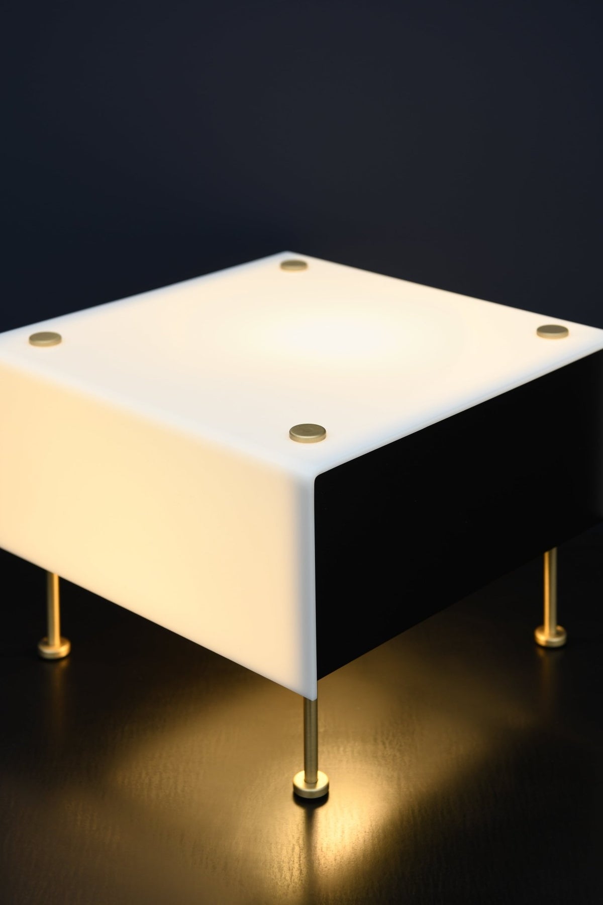 Lampe de table en métal blanche et noire 27 x 20 cm G60 Small Pierre Guariche - Sammode - The Cool Republic