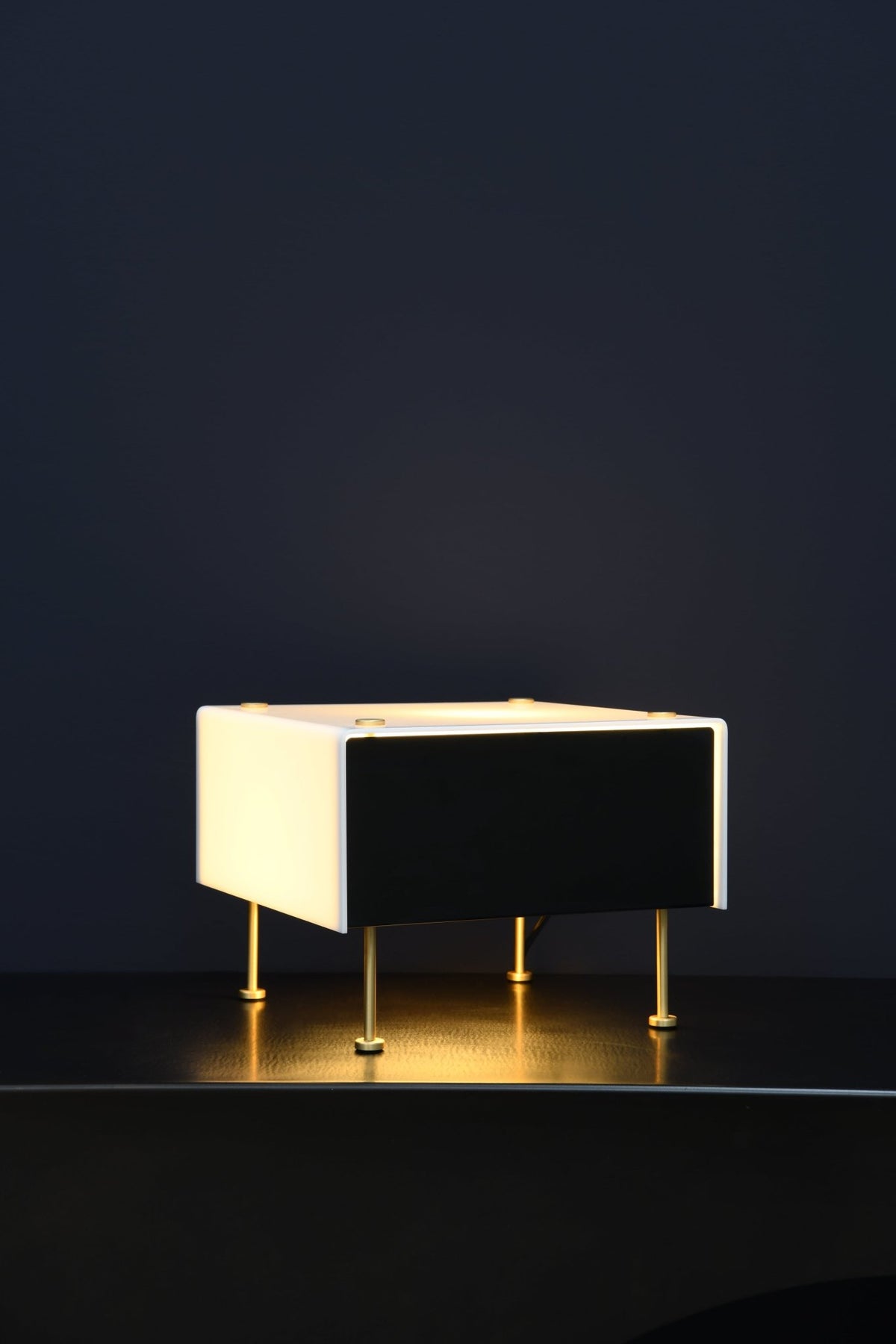Lampe de table en métal blanche et noire 27 x 20 cm G60 Small Pierre Guariche - Sammode - The Cool Republic