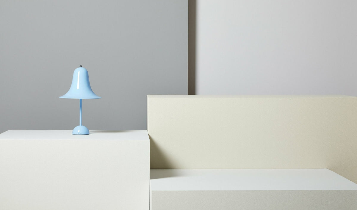Lampe de table en métal bleu clair Pantop - Verpan - The Cool Republic