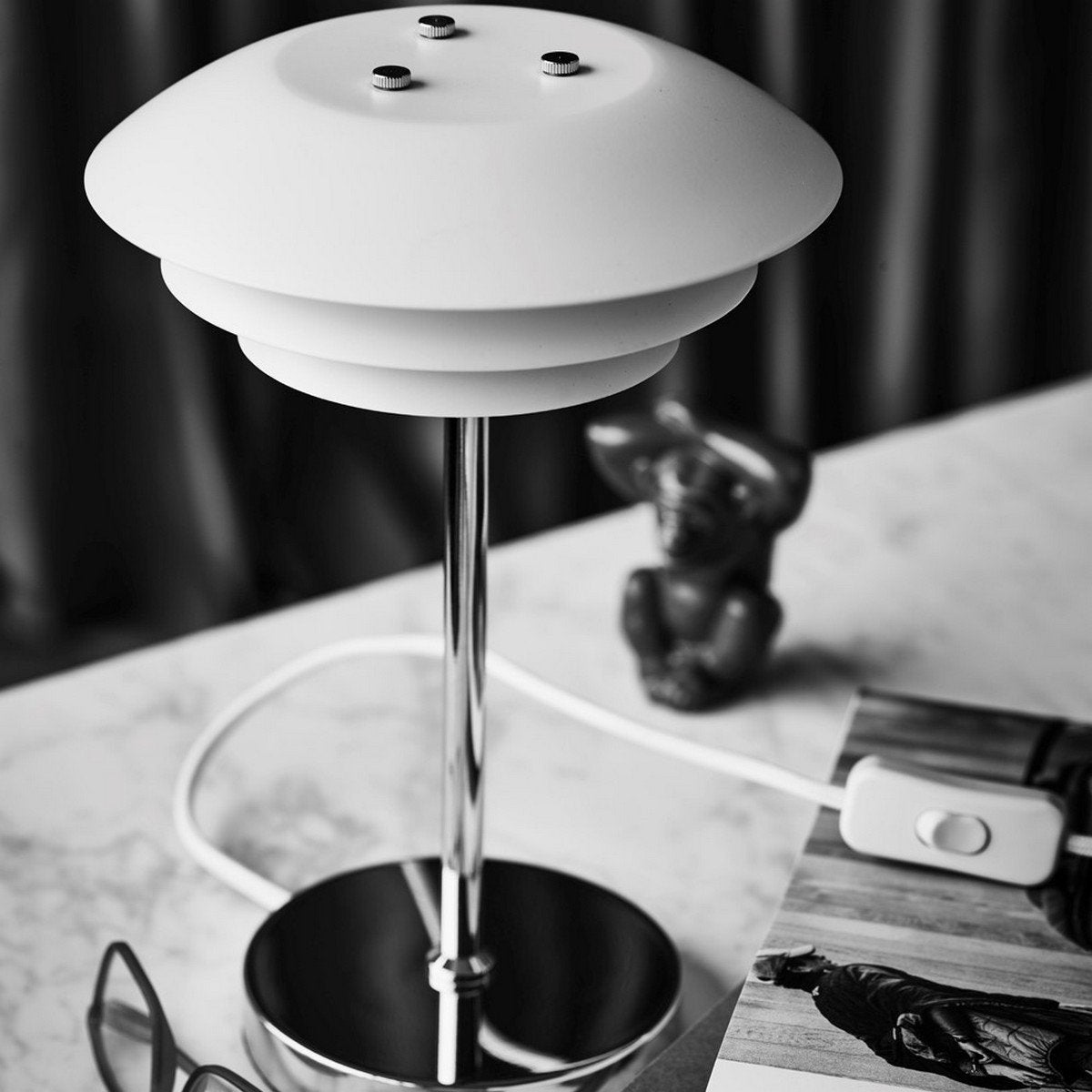 Lampe de table en métal noire 30 x 20 cm Nyhed - Dyberg Larsen - The Cool Republic
