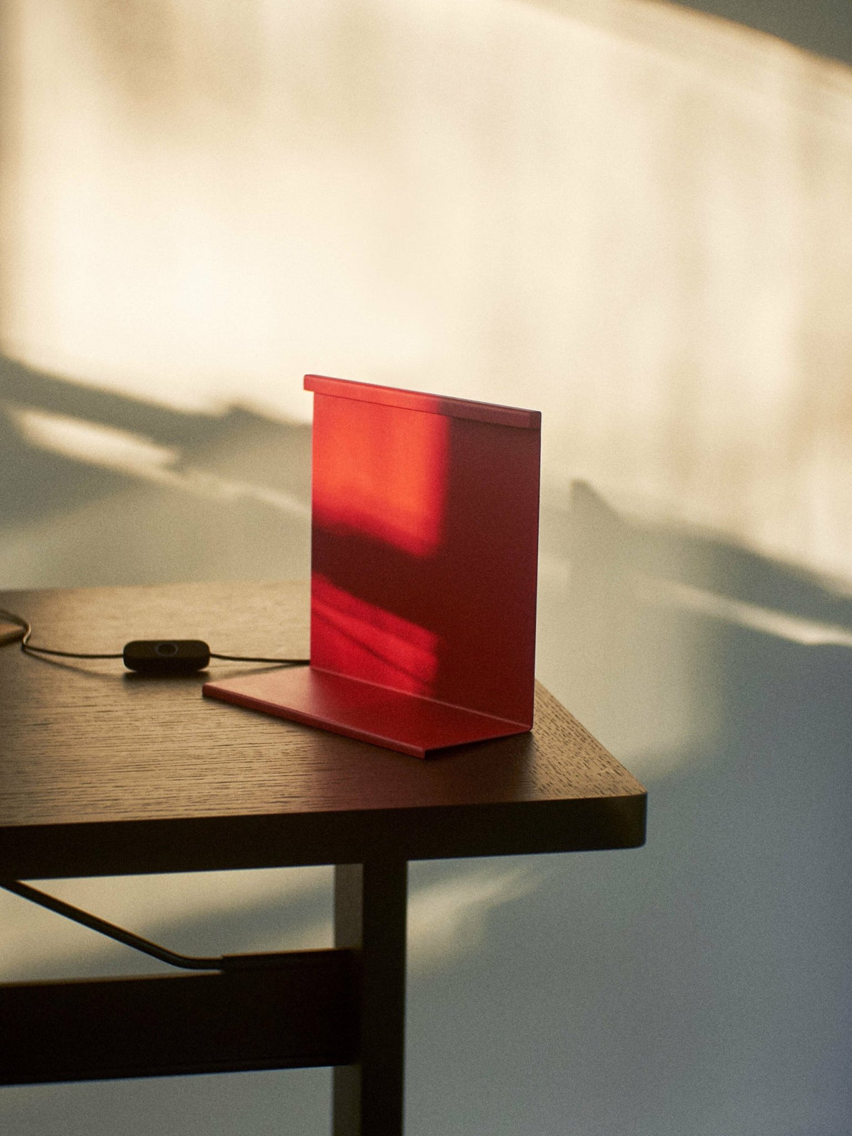 Lampe de table en métal rouge tomate LBM - Hay - The Cool Republic