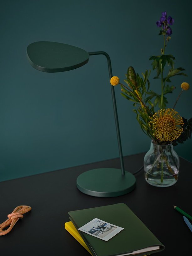 Lampe de table en métal vert foncé 41,5 cm Leaf - Muuto - The Cool Republic