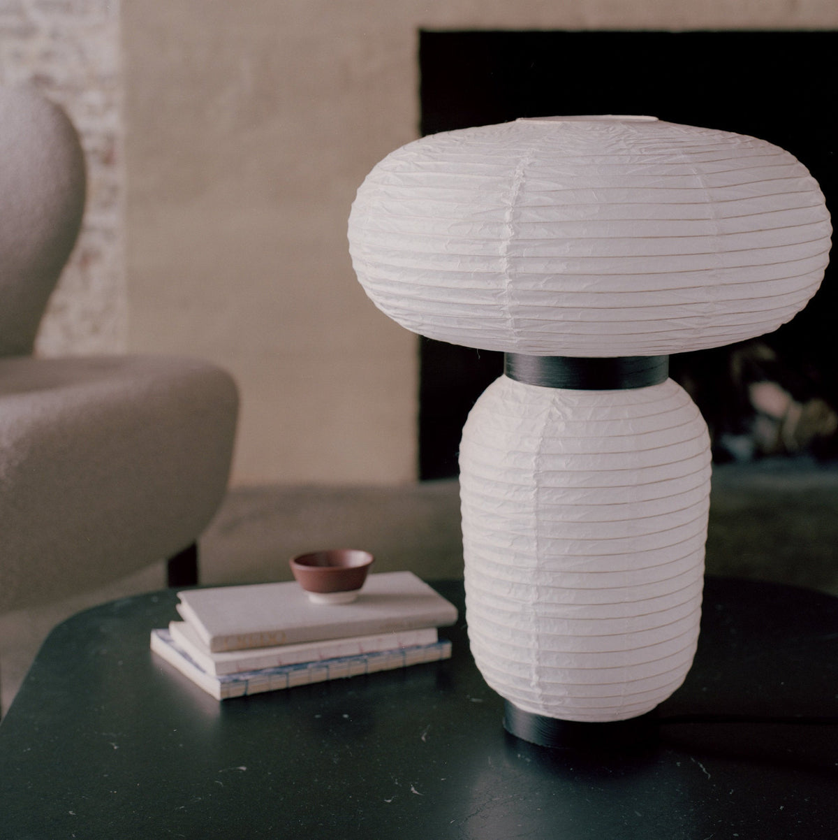 Lampe de table en papier de riz blanc 38cm Formakami JH18 - &tradition - The Cool Republic