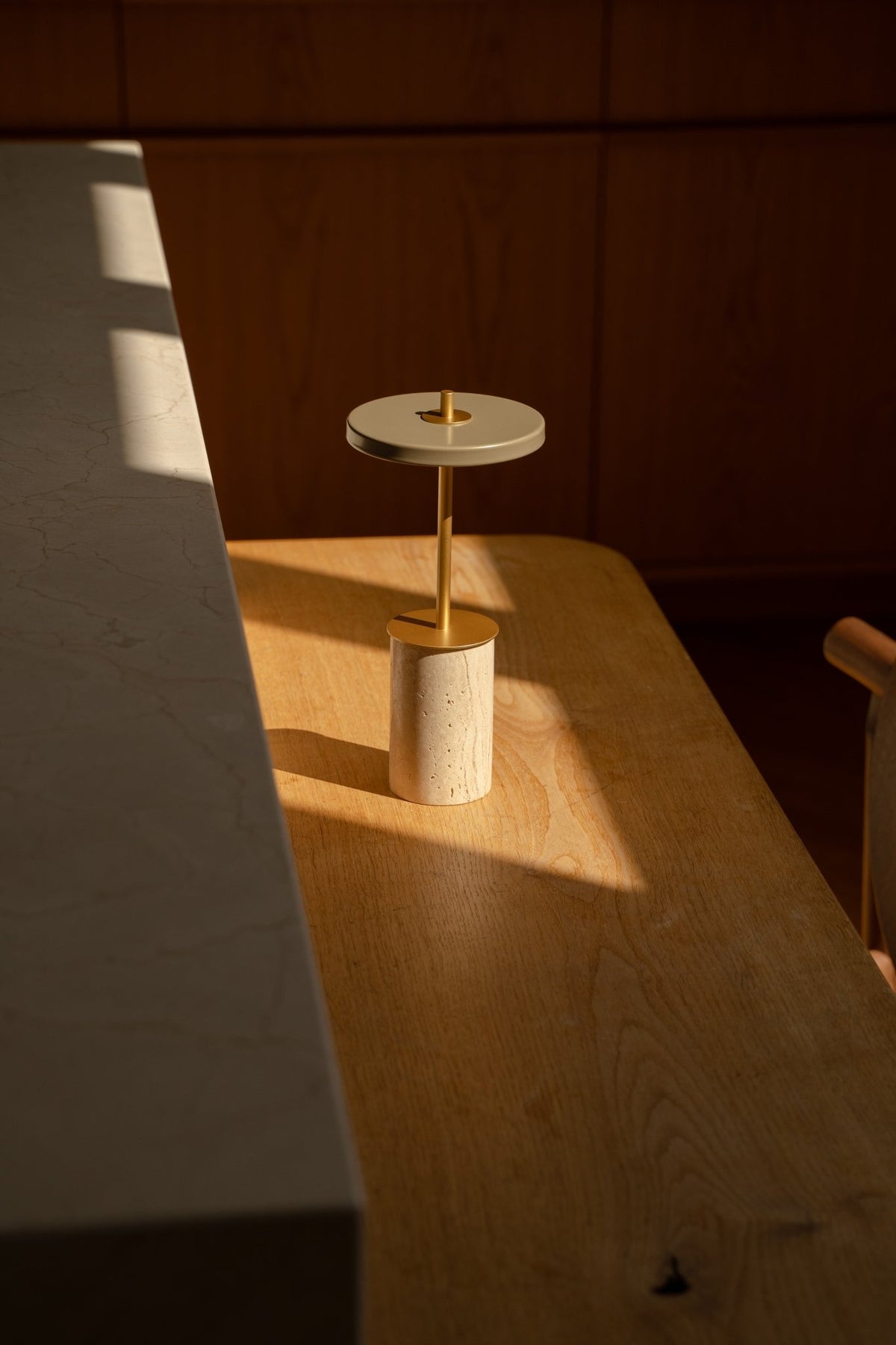 Lampe de table en travertin 12x25,5cm Asteria move mini - Umage - The Cool Republic