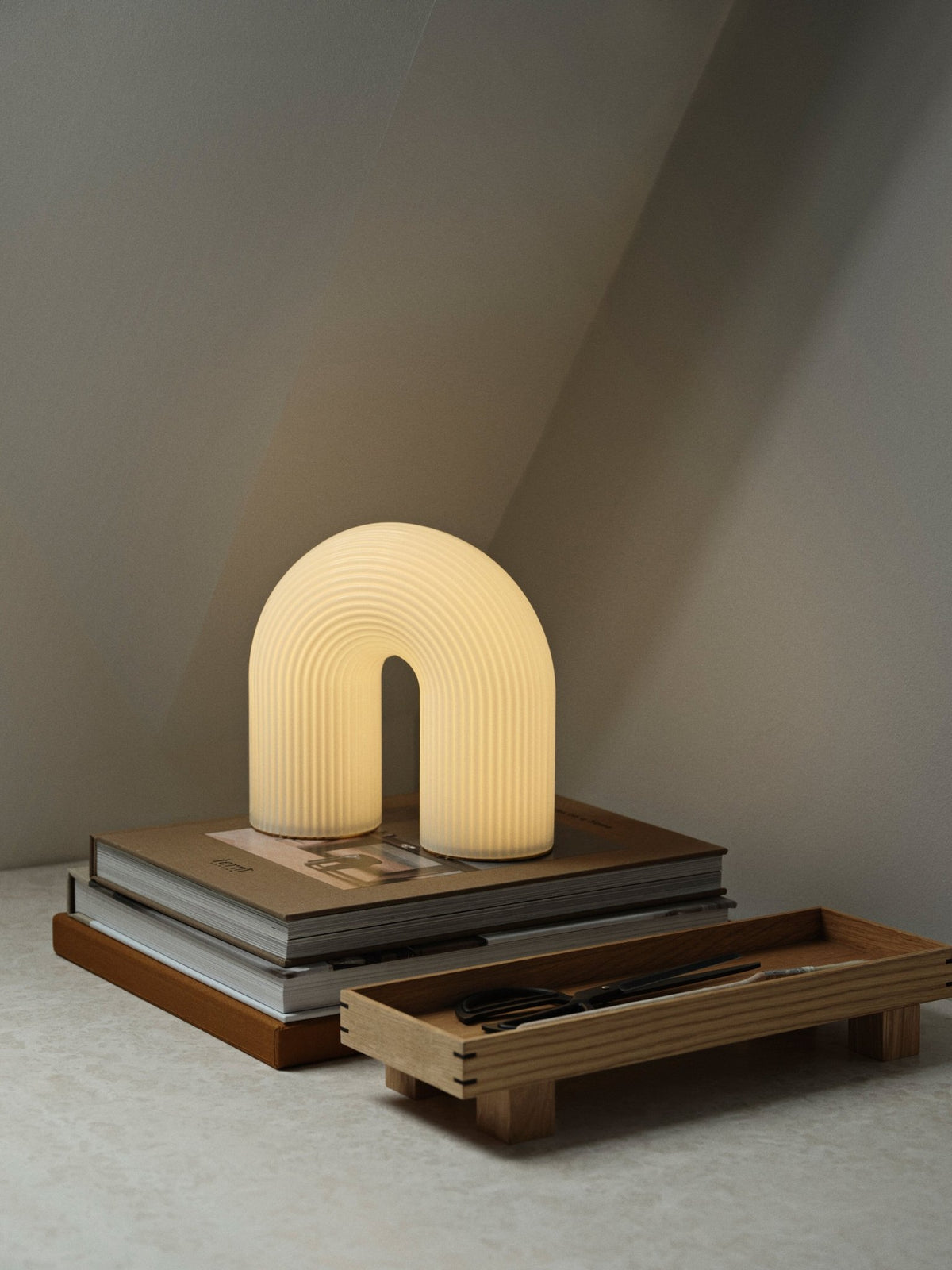 Lampe de table en verre blanc 21,4 x 21,6 cm Vuelta - Ferm Living - The Cool Republic