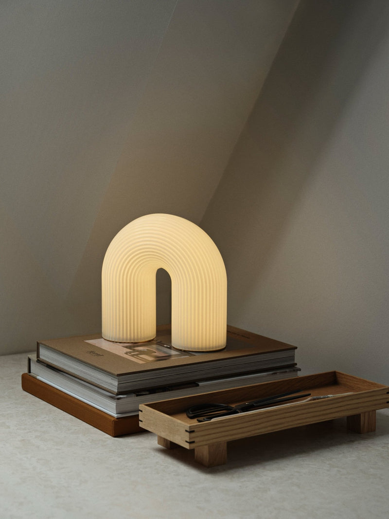 Lampe de table en verre blanc 21,4 x 21,6 cm Vuelta - Ferm Living - The Cool Republic