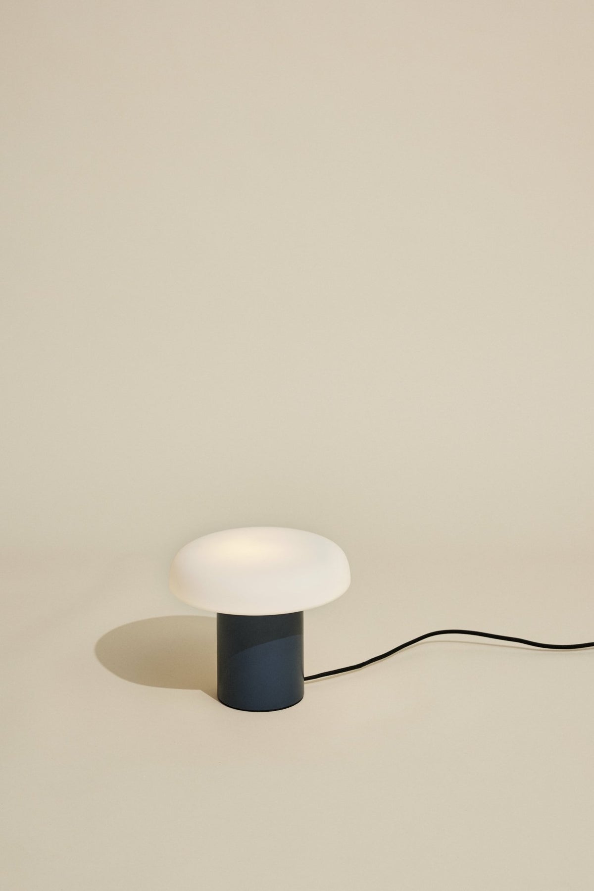 Lampe de table en verre bleu foncé Ateliers - Hübsch - The Cool Republic