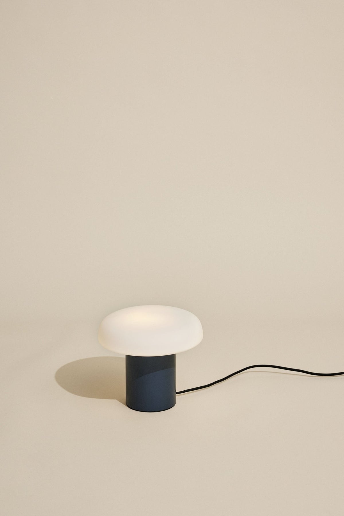 Lampe de table en verre bleu foncé Ateliers - Hübsch - The Cool Republic