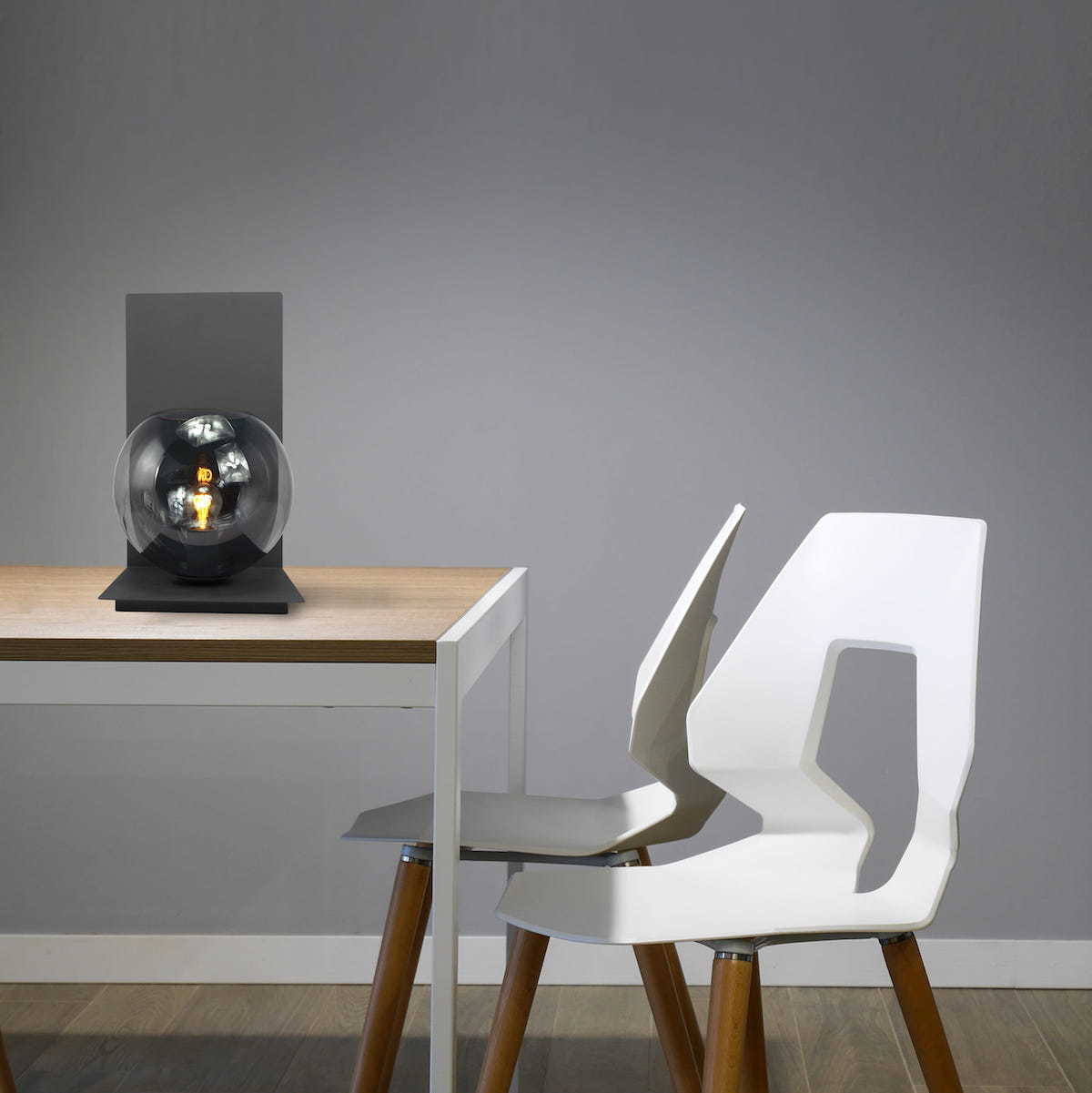 Lampe de table en verre noir globe blanc 11 x 26,5 cm Bohème - Elements Lighting - The Cool Republic