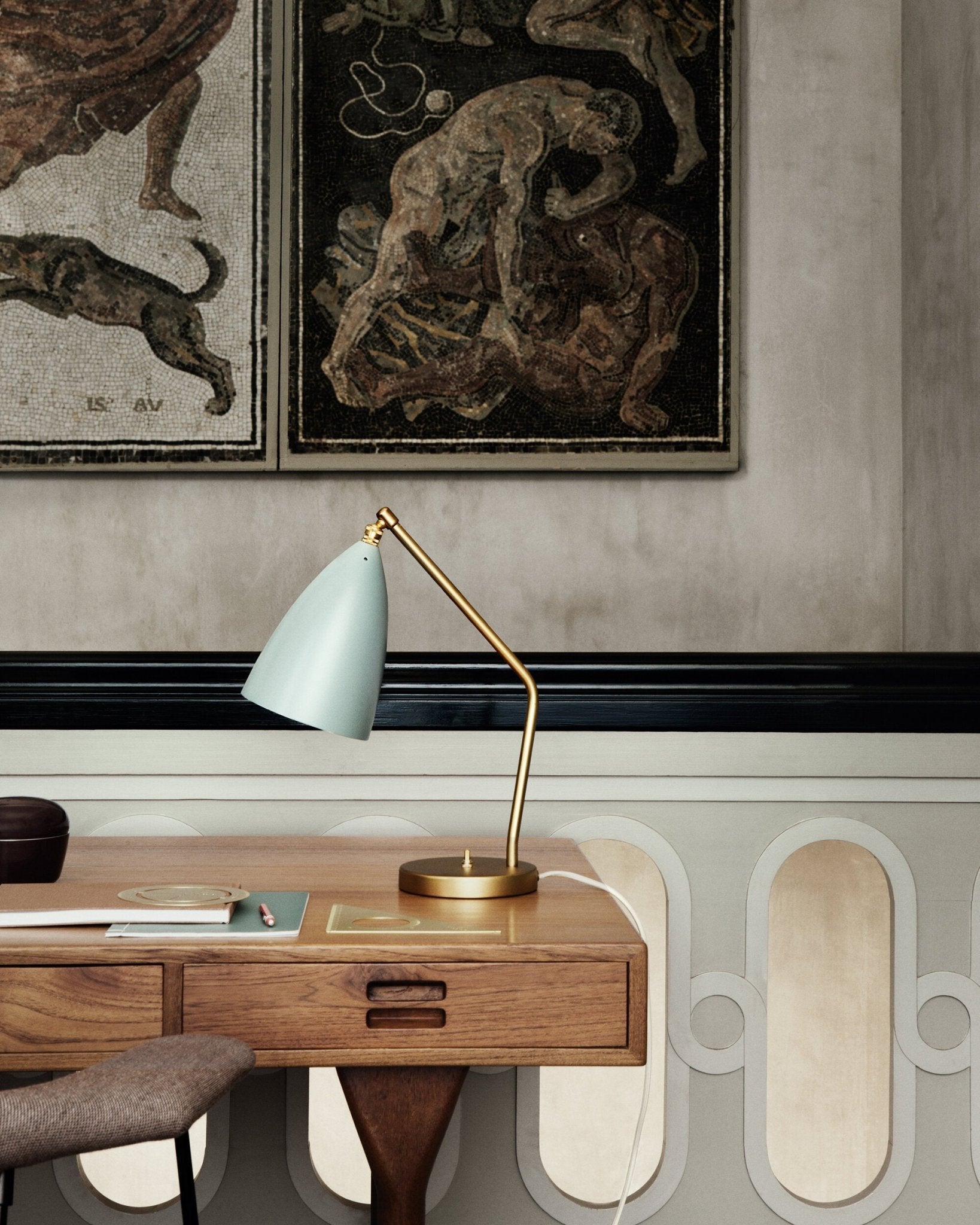Lampe de table gris claire Gräshoppa - Gubi - The Cool Republic