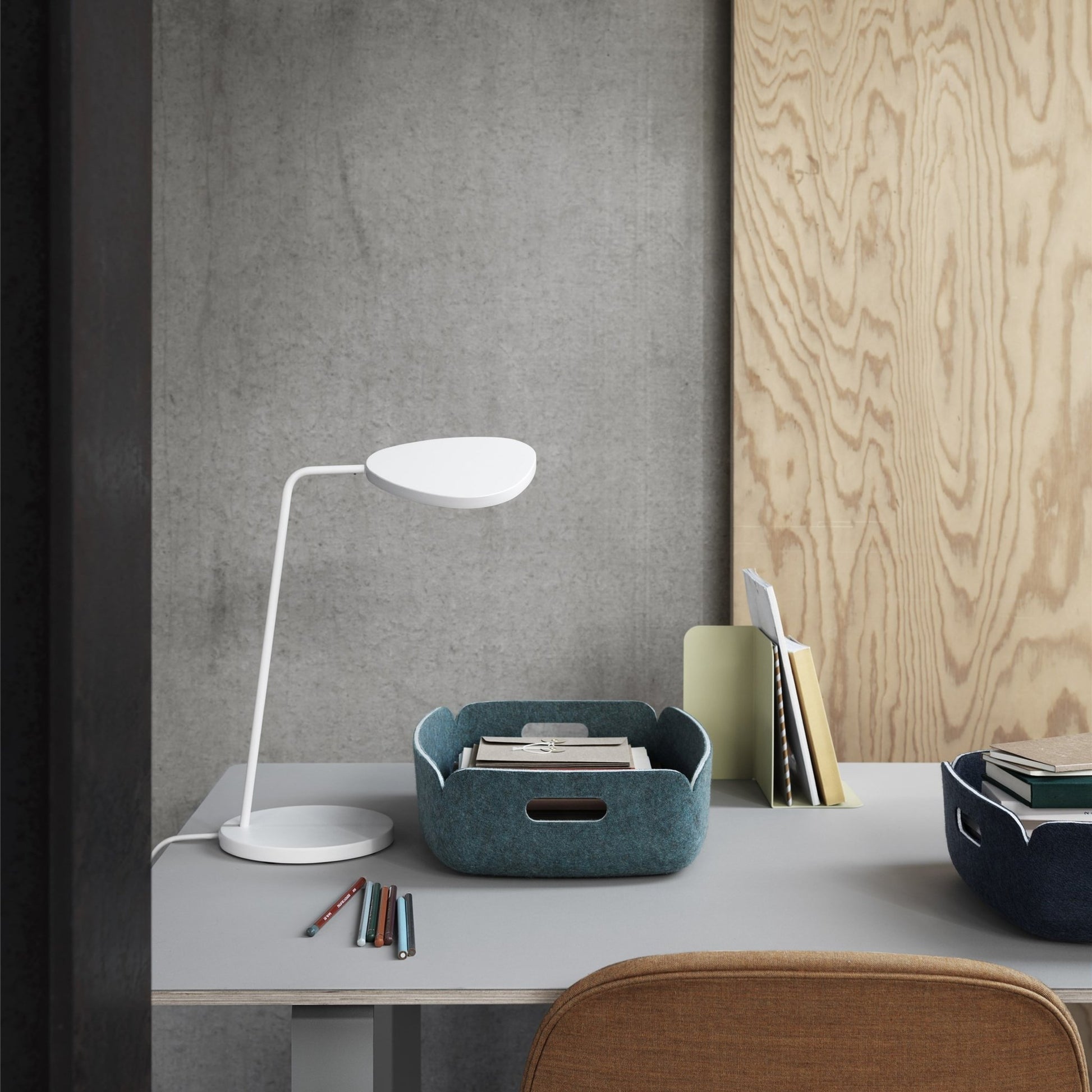 Lampe de table grise 41,5 cm Leaf - Muuto - The Cool Republic