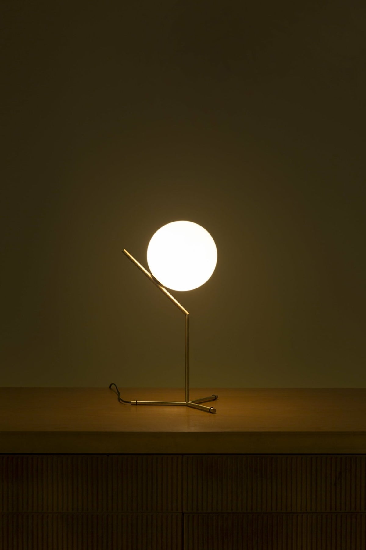 Lampe de table haute design en laiton IC - Flos - The Cool Republic