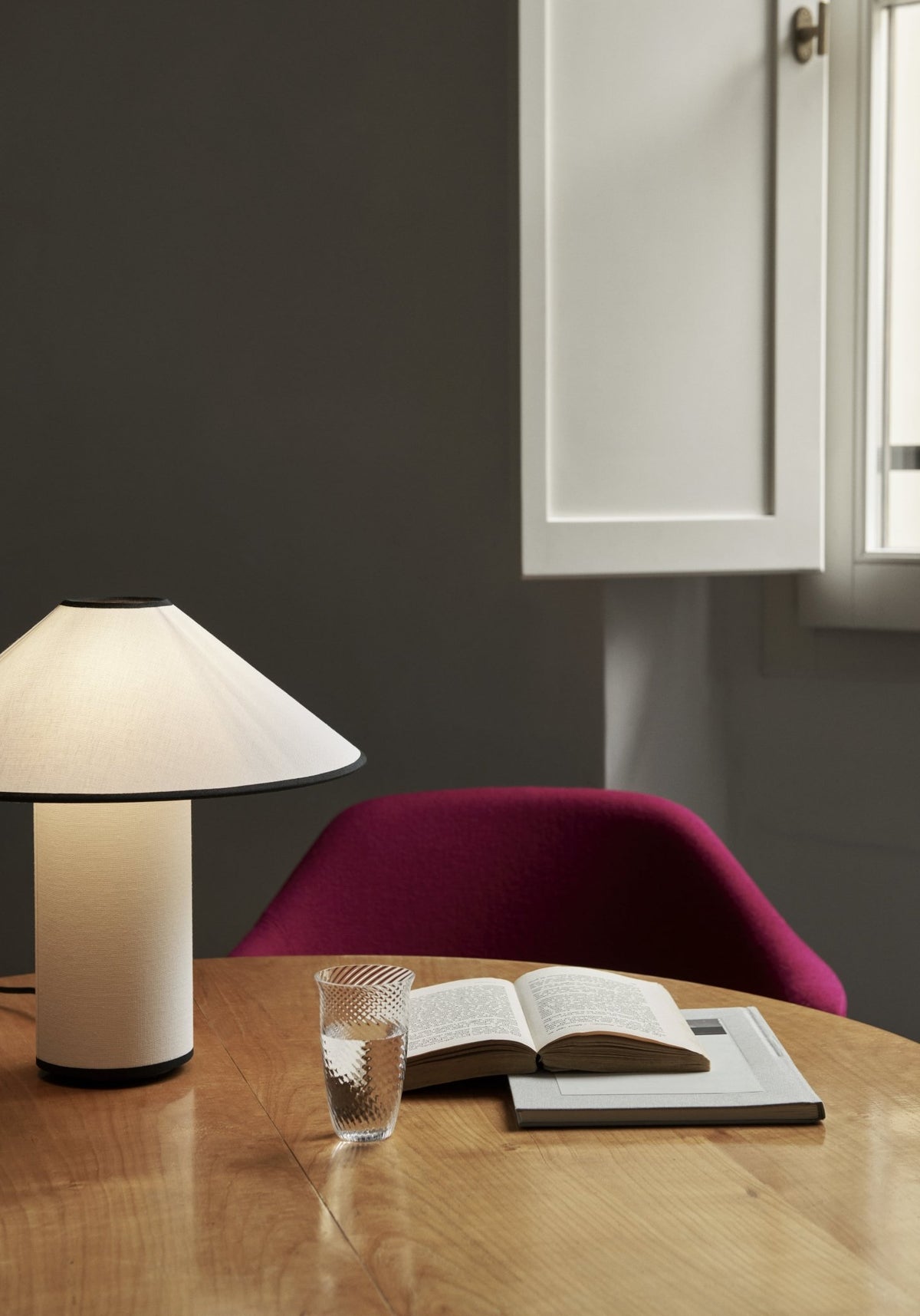 Lampe de table liseré noir Colette ATD6 - &tradition - The Cool Republic
