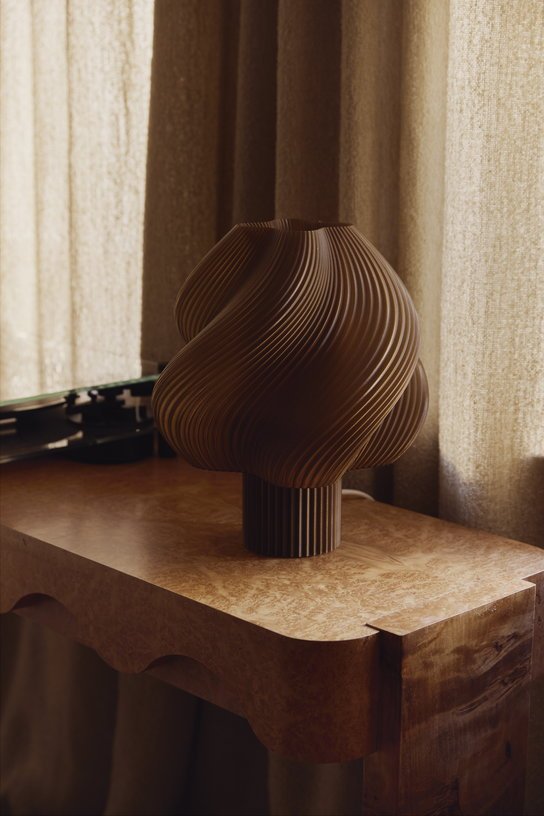Lampe de table marron caramel 34 cm Soft serve grande - Crème Atelier - The Cool Republic