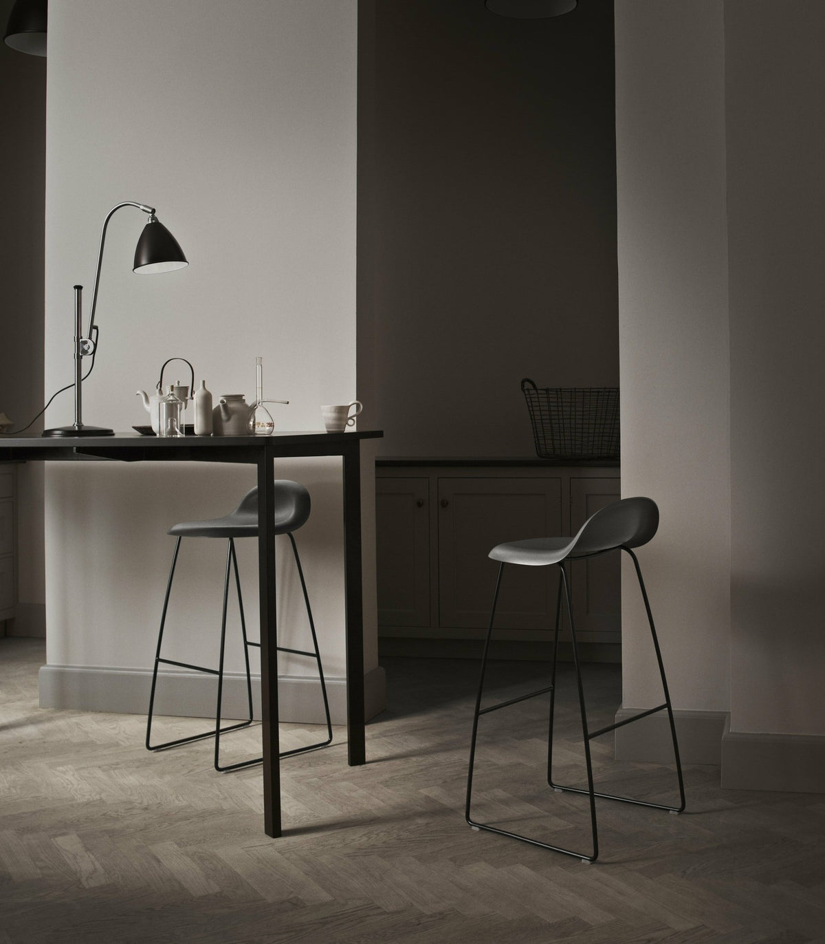 Lampe de table noir en laiton BL1 - Gubi - The Cool Republic