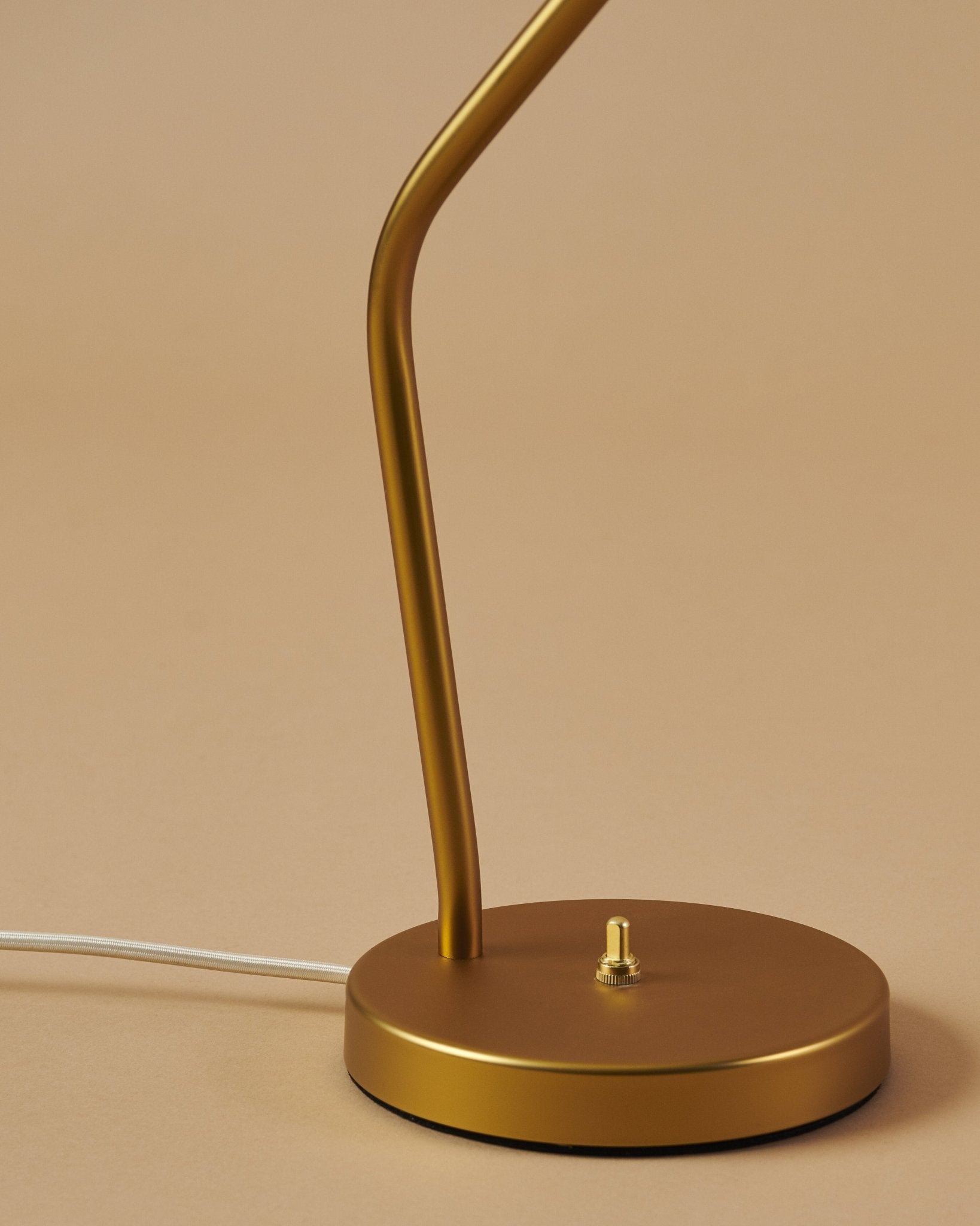 Lampe de table noir Gräshoppa - Gubi - The Cool Republic
